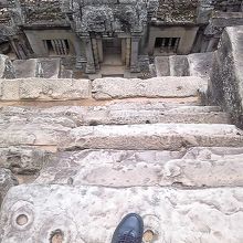 階段の途中から下を見ると…