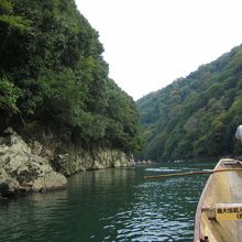 保津峡谷をゆったり舟はすすみます。穏やかだなぁ♪