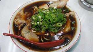 黒いスープのラーメン