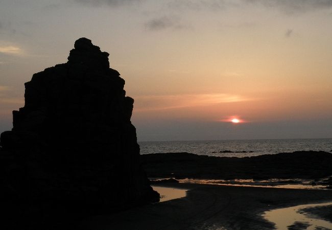 海に沈む夕陽と奇岩のシルエット