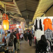 衣類も売っていました