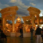『シーザーズ・パレス』に隣接しローマの街並みをイメージした豪華なショピングセンター