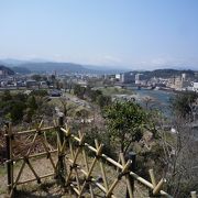 人吉城跡・・・巨大な石垣が残っています。人吉市街地の眺めも素晴らしいです。
