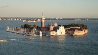 サンマルコ広場の鐘楼から見える美しい教会です！