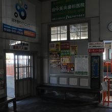 昭和初期のレトロは雰囲気の駅舎です。