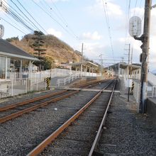 ホームは2面あります。山側は松山市方面です。