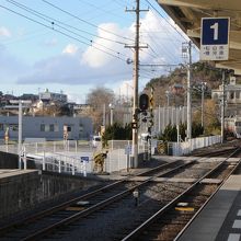 松山市方面の電車が到着