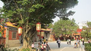 鮮やかな色遣いと彫刻が見事な台北の孔子廟