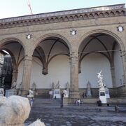 シニョーリア広場の一角、多数の彫刻が展示されています！