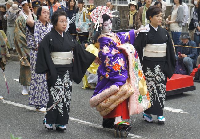 平家の女官の悲哀をしのぶ先帝祭り