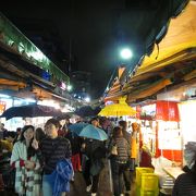 適度な大きさと程良い人出の夜市。MRT駅からほど近くアクセスも良い。