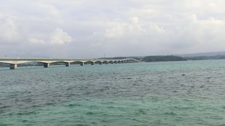 目を見張るきれいな海