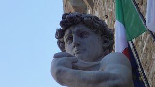 レプリカですがダヴィデ像が展示されています！