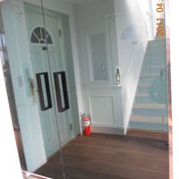 エレベータを降りたところ。ガラスドアの向こうが客室×2