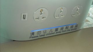 空港ロビーでUSBコネクタでの充電ができます。