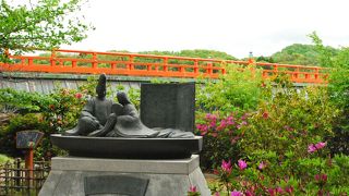 朱塗りの橋で回遊