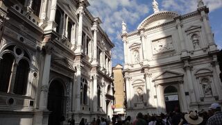 別名“聖ロクス同信会館”、壁や天井を埋め尽くす絵画・装飾は、ティントレットのライフワーク！