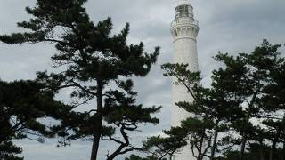 白くそびえたつ灯台