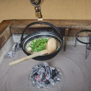 雰囲気たっぷりの囲炉裏で名物「山の芋鍋」を