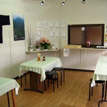 テーブルが置いてあるだけだが、清潔感はたっぷり