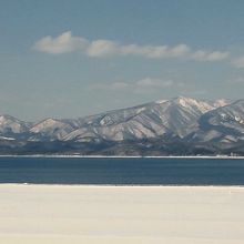 田沢湖と山