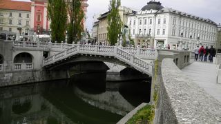 プレシェーレン広場と旧市街を結ぶ小さな３本の石橋