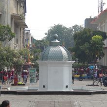 修学旅行のような団体が多く、賑やかです