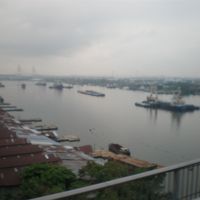 ホテルの窓からのチャオプラヤー川の景色