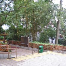 児童公園越しに背面が見えます。