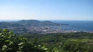 夜景の綺麗な場所として知られています