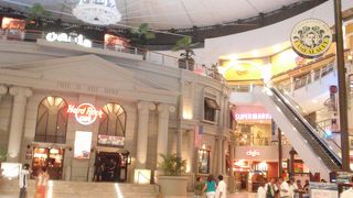 食事やお土産ものを調達に。