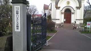 アーチ型の窓が素敵な教会