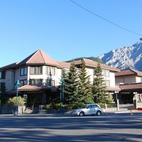 手前は目抜き通りのバンフアベニュー　　左にスーパーがある