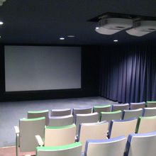 館内の３D映画映写室