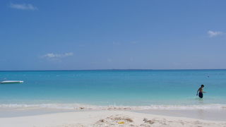 白い砂と青い海が素晴らしいです。