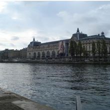 セーヌ川の向こうにオルセー美術館が