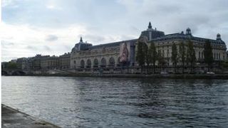 有名観光地をセーヌ川から見る