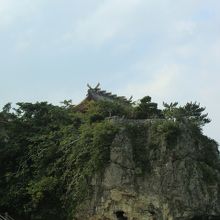 崖の上に神社が見える