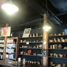 陶器がいっぱいなのだ店内