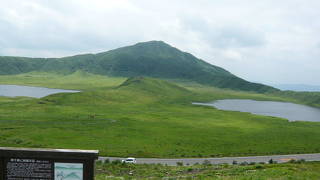 草千里展望台から眺める緑の山々が素晴らしい