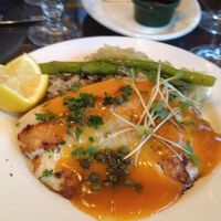 朝はビュッフェ式、夜は粋なビストロ風、でもリーズナブルな料金