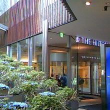 ヒルトンプラザウエスト地下の入り口にて