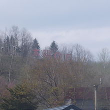 下から見るとこんな看板があります