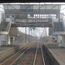 橋上駅舎の遠景