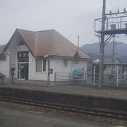 海の風景も山の風景も楽しめる駅です