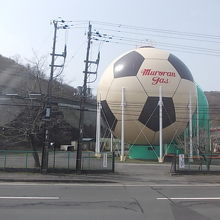 サッカーの町室蘭らしいガスタンクのデザインです