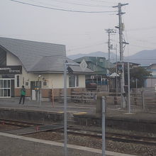 室蘭側からの駅舎外観