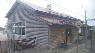 道南地方では珍しく、駅舎の屋根に落雪防止の横木が見られます