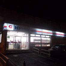 高架下にあるコンビニ