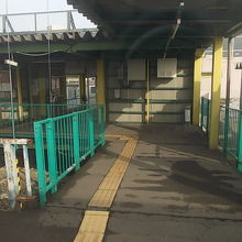 ホームから出入口への通路